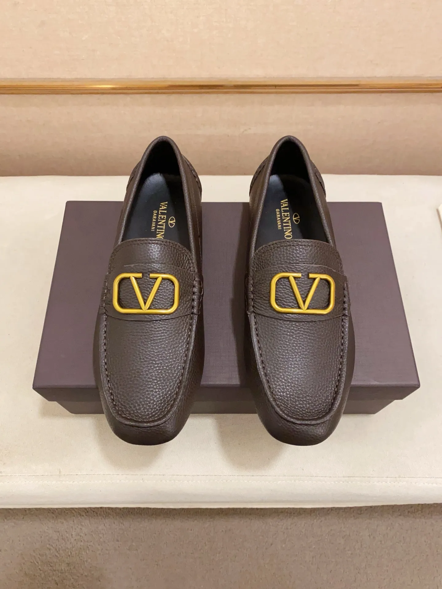 Men's shoes💰: 680💰VALENTINO, made of imported cowhide with imported water-dyed cowhide lining, iconic hardware and iconic wear-resistant outsole. 38-44. 45 VALENTINO packaging can be customized to enjoy the brand’s iconic product packaging